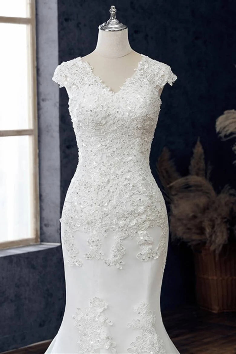 Vestido de novia de corte trompeta con mangas cortas y escote en V de encaje